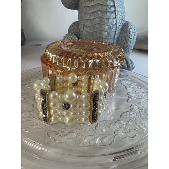 Faux Pearl stretch bracelet with station beads - Picture 1 of 3